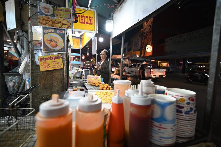 เครื่องปรุงประจำโต๊ะ จัดใหม่ทุกเช้าก่อนเปิดร้าน