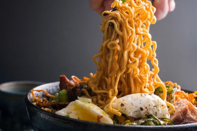 บะหมี่ต้มยำเส้นเหนียวหนึบ เสิร์ฟร้อนจากครัว
