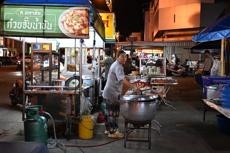 รถเข็นและเตาถ่านของเพื่อนพ่อค้าในย่านเดียวกัน